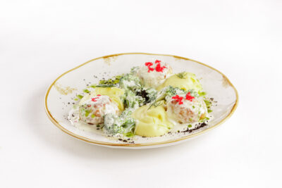 Котлетки из судака с пюре и соусом из брокколи